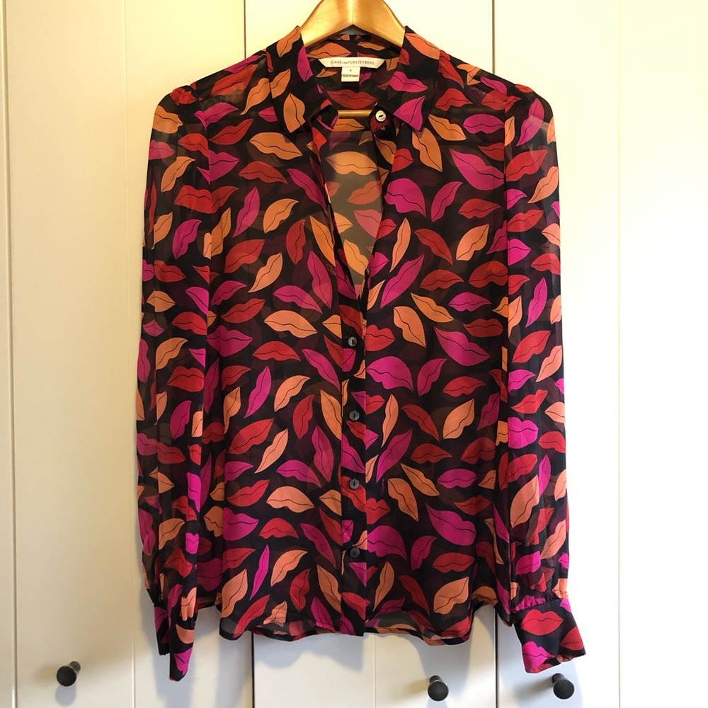 Diane Von Furstenburg silk lip print blouse. Size 6